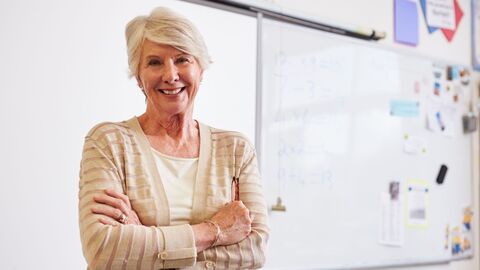 Eine Schulleiterin vor einer weißen Planungswand