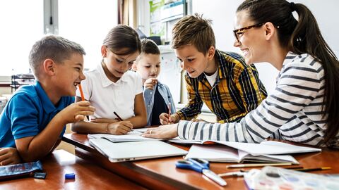Bild zum Thema  Eine Lehrerin im Gespräch mit Lehrkräften