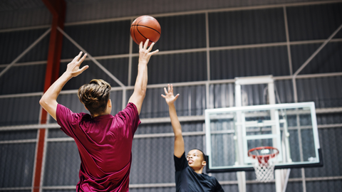 Bild zum Thema Turnhalle einer Schule; es wird Basketball gespielt