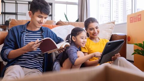 Eine Familie beim Umzug 