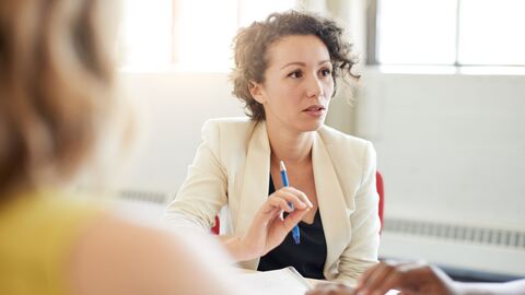 Eine Lehrerin im Gespräch mit Kollegen