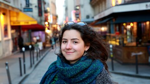 Schüleraustausch mit Frankreich Eine Schülerin in einer französischen Straße