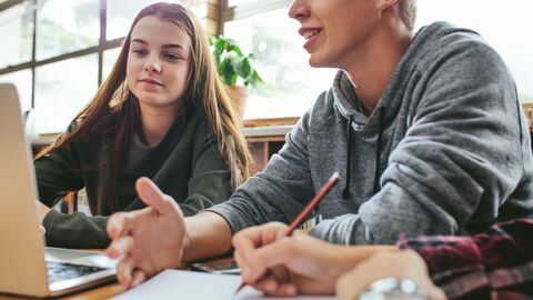 Informationen zur Blockbeschulung Zwei Berufsschüler im Gespräch