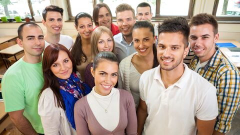 Herkunftssprache und Mehrsprachigkeit Eine Gruppe von Jugendlichen aus verschiedenen Ländern