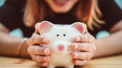 Informationen zu Schulbildungskosten Ein rosa Sparschwein