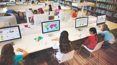 eTwinning Schulkinder in einem Medienraum beim Lernen am Computer