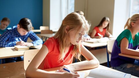Informationen zu Schulgeldzahlungen Blick in einen Klassenraum