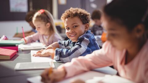 Kinder im Unterricht einer Grundschule