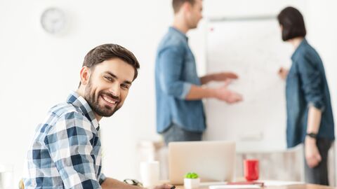 Anerkennung schulischer Abschlüsse Junge Absolventen während eines Seminars