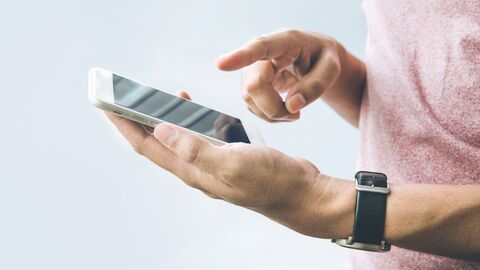 Kontakt Eine Person, die auf ihrem Handy tippt