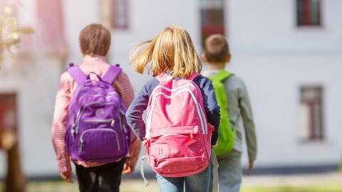 Eine Gruppe von Schülern auf dem Weg in die Schule