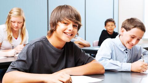 Griechisch Schüler in einer Klasse während des Unterrichts