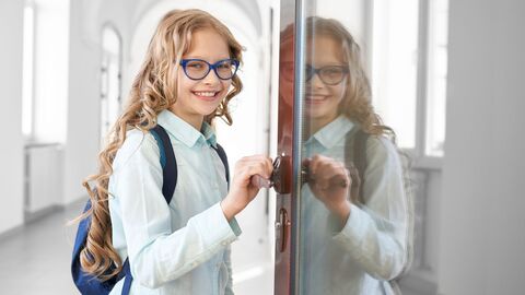 Polnisch Eine Schülerin, die gerade die Tür zu einem Klassenraum öffnet