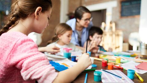 Eine Gruppe von Schülern, die etwas bemalen und kreativ sind