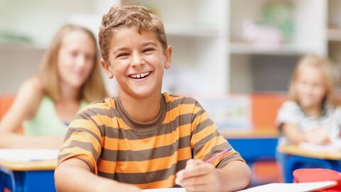 Serbisch Lachender Schüler im Unterricht