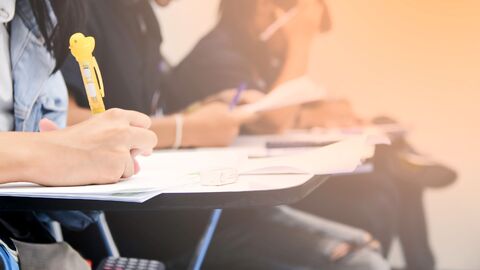 Es wird eine Prüfung geschrieben; ein Stift ist gelb