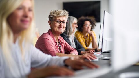 Nichtschülerprüfung Eine Lerngruppe Erwachsener vor PCs