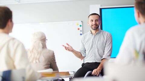 Lehrkraft im Unterricht vor der Klasse