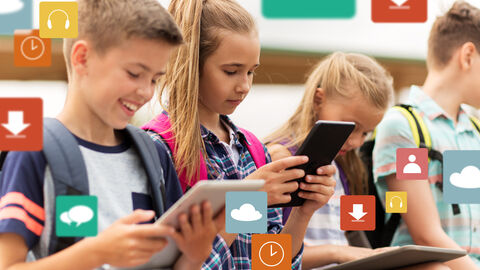 Digitale Schule Kinder, die auf ihre Handys schauen und tippen