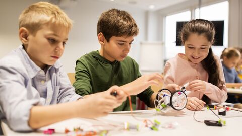 Kinder, die im Unterricht etwas Technisches konstruieren