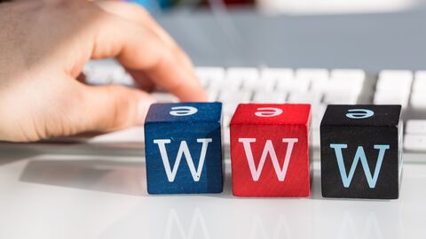 Eine Tastatur, vor der drei Würfel mit dem Buchstaben W liegen 