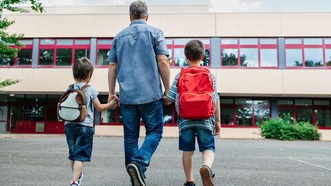 Gestattungen Ein Vater bringt gerade seine zwei Kinder zur Schule