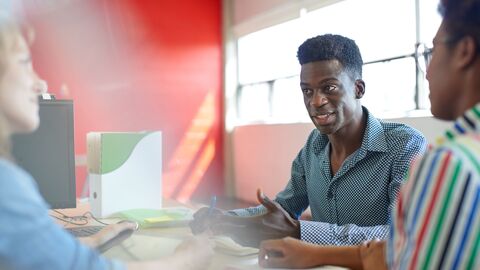 Ein Mann und eine Frau im Gespräch mit einer Sachbearbeiterin