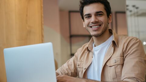Mann beim Lernen zuhause vor dem Rechner