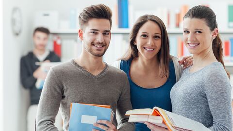 Eine Gruppe junger Menschen, die den Betrachter anblicken