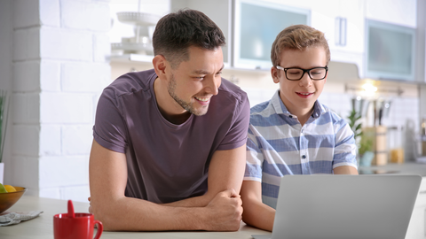 Schulplatzsuche Ein Vater und sein Sohn vor dem Notebook bei der Recherche