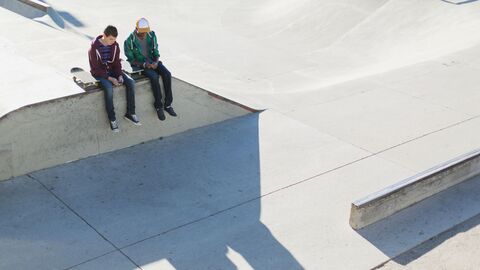 Zwei Jugendliche auf einer Skaterbahn