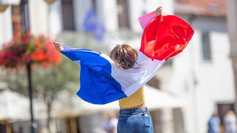 Schüleraustausch Eine Schülerin mit einer französischen Flagge