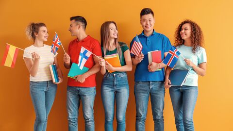 Fremdsprachenassistenz FSA Studierende mit internationalen Fahnen