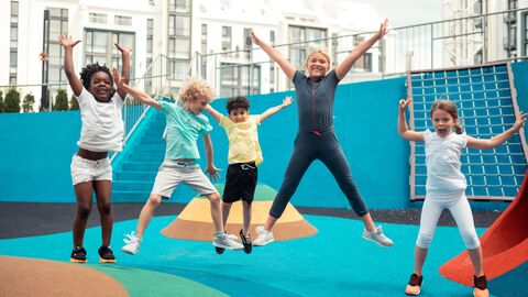Springende, spielende Kinder
