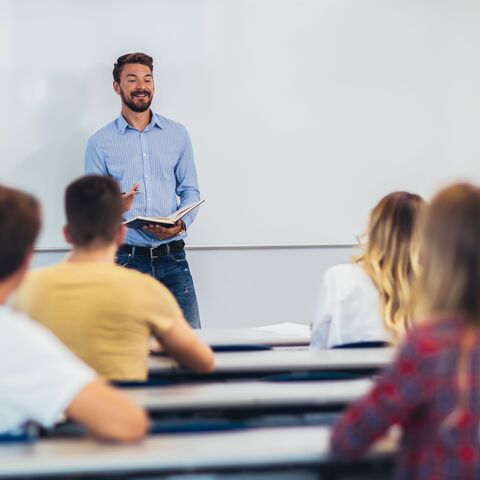 Schulangebot in Hessen Ein Lehrer unterrichtet vor einem Whiteboard