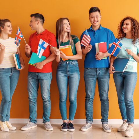 Fremdsprachenassistenz FSA Studierende mit internationalen Fahnen